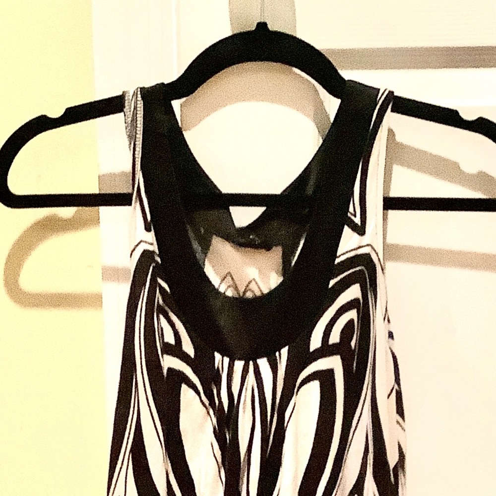 Black and white swinging knee length summer dress. Extra small with pockets